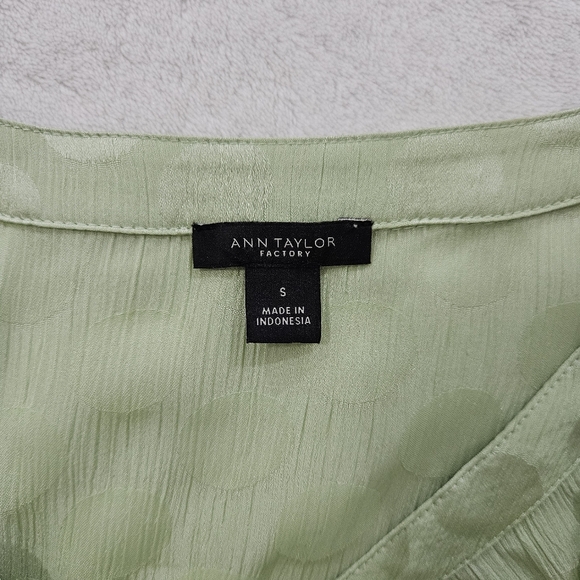 Ann Taylor Green Polka Dot Patterned V-Neck Ruffled Button Down Blouse Size S - Picture 3 of 3